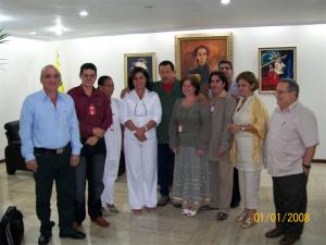 El doctor Alberto Padilla Rubio, segundo de izquierda a derecha, en el despacho de Chávez.